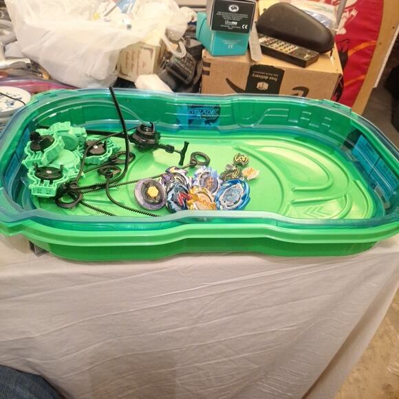 BeyBlade Burst Plus Arena And 7 Beyblades And Starters - Picture 1 of 5